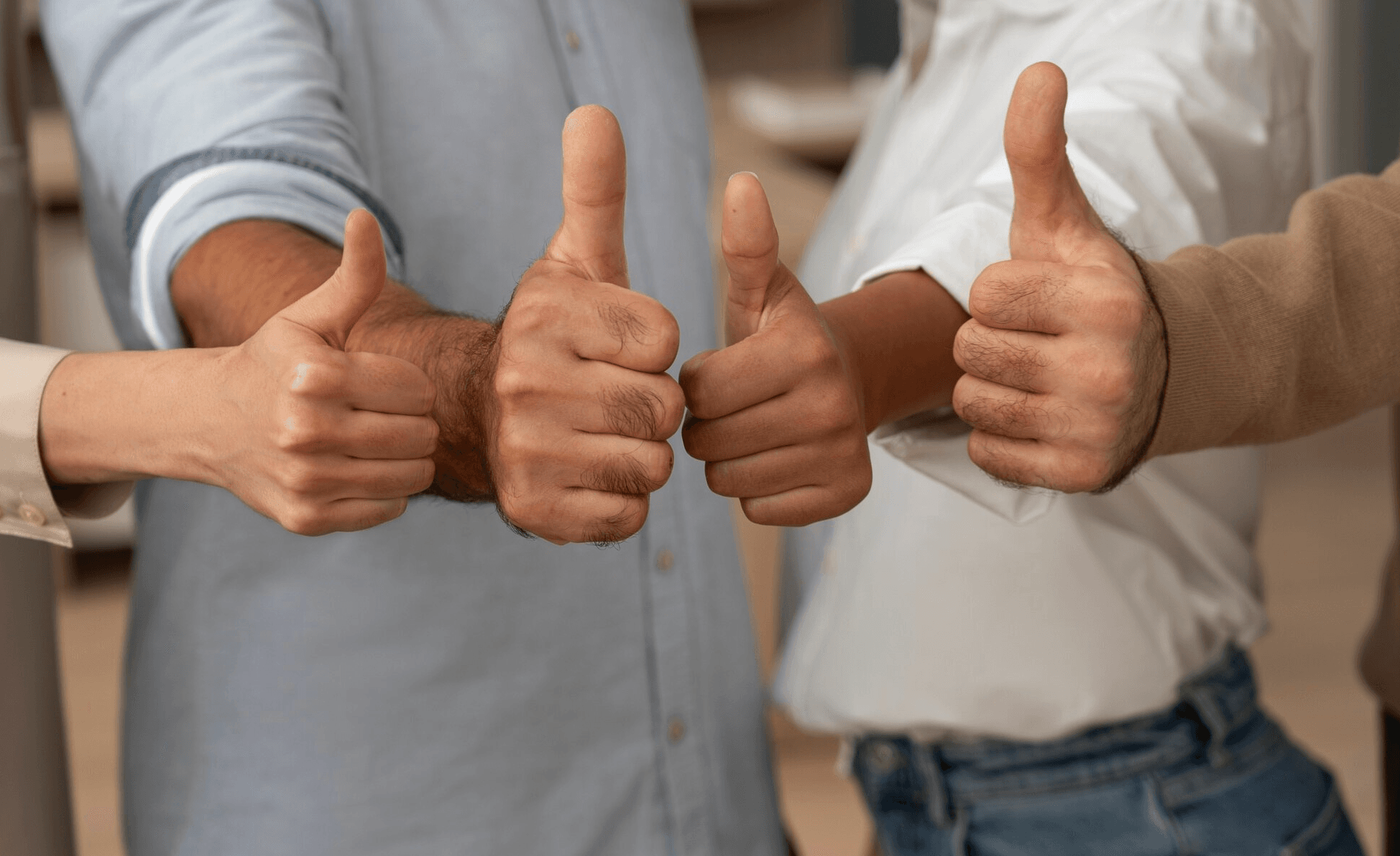 personen steken duim op