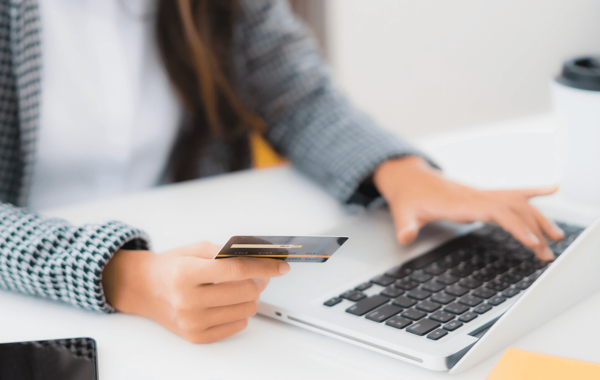 kredietkaart en laptop